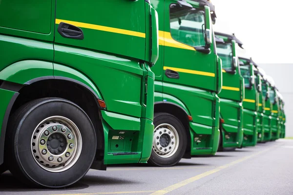 Transporte de camiões de serviço de transporte de mercadorias na fila — Fotografia de Stock