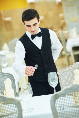 Garson adam hizmet veren restoran Ziyafet masada
