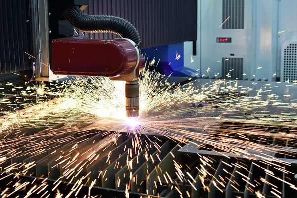 Metalurgia de corte a laser ou a plasma com faíscas — Fotografia de Stock