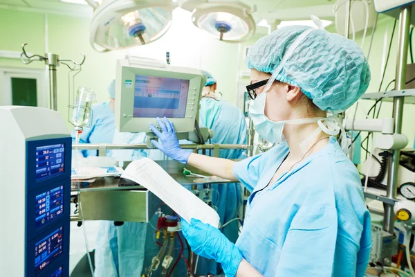 Assistente de cirurgia perfusionista na máquina de pulmão coração moderno — Fotografia de Stock