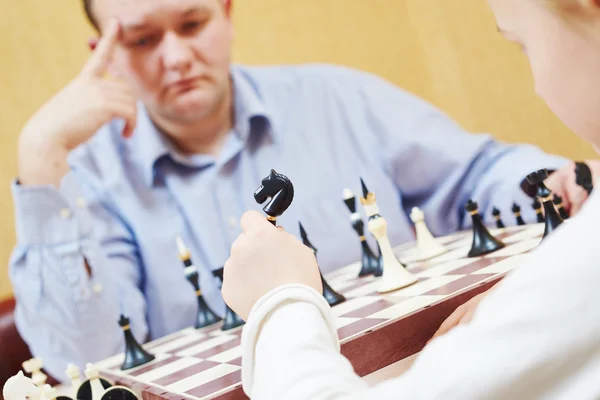 Enfant jouant aux échecs avec son père — Photo