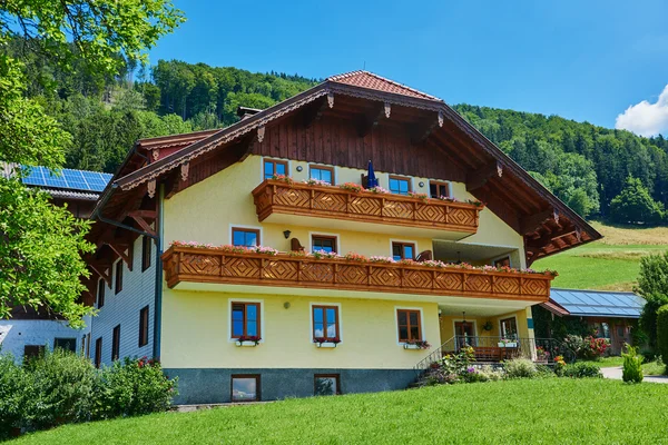 Maison d'hôtes alpine en été, Autriche — Photo