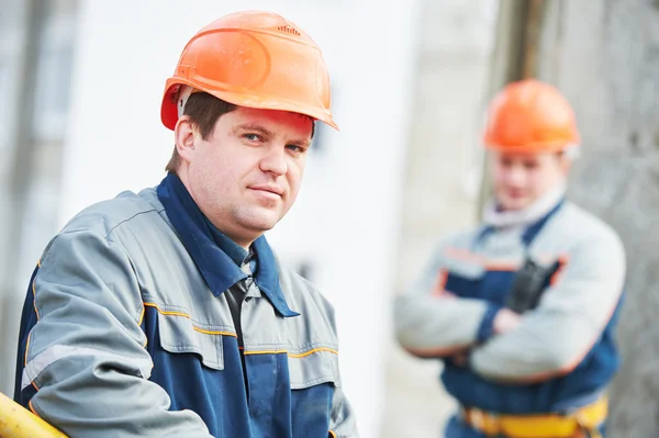 Porträt zweier Arbeiter auf der Baustelle — Stockfoto