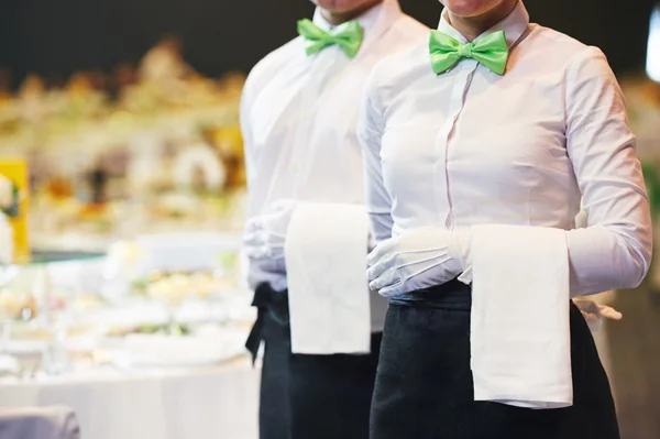 Servicio de catering. camarera de guardia en el restaurante — Foto de Stock