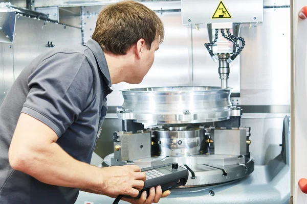 Metallbearbeitungsindustrie. Arbeiter, der CNC-Fräsmaschine bedient — Stockfoto