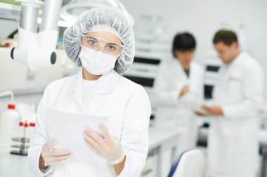 İlaç personel işçi üniformalı