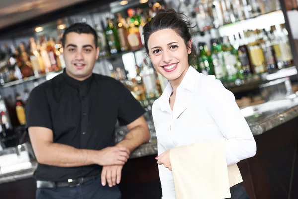 Jonge serveerster op service in restaurant — Stockfoto