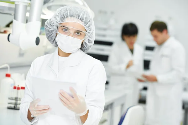 Farmaceutisk personal arbetare i uniform — Stockfoto