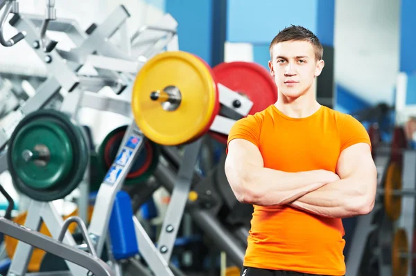 Mužský fitness trenér v posilovně — Stock fotografie