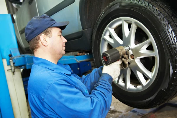 Auto mechanic schroeven auto wiel door moersleutel — Stockfoto