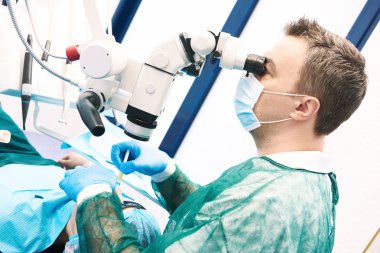 İşlem için mikroskop kullanarak diş hekimi