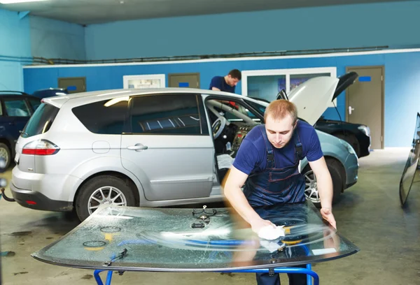 Auto-Glaser reinigen Autoscheibe oder Windschutzscheibe in Werkstatt — Stockfoto
