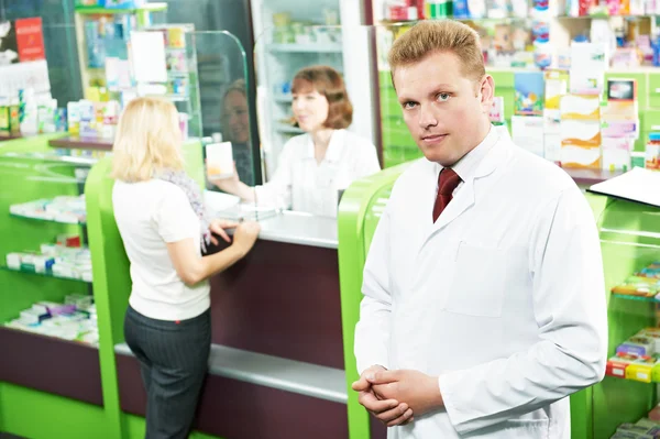 Gelukkig lachend medische apotheker of apotheek werknemer — Stockfoto