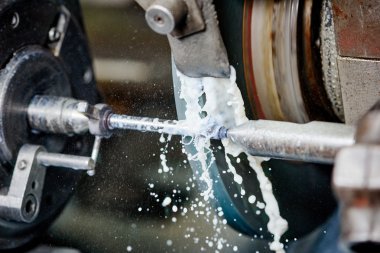 demir çelik metal sanayi. Şaft yüzey taşlama makinesinde bitirme