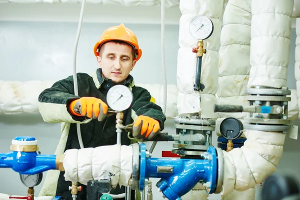 Técnico ou reparador instalando manômetro na sala da caldeira — Fotografia de Stock