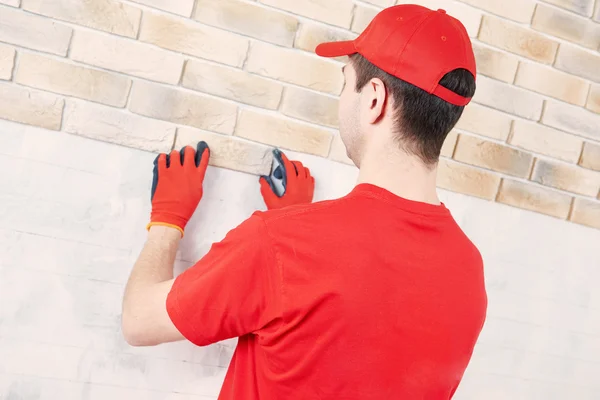 Muur tegenover werk met baksteen door professionele metselaar werknemer — Stockfoto