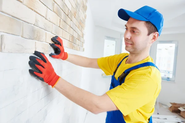 Trabajo de revestimiento de pared con ladrillo por trabajador albañil profesional — Foto de Stock