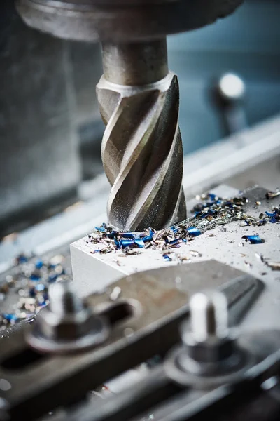 Fabrika kesicisiyle endüstriyel metalcilik kesme işlemi — Stok fotoğraf