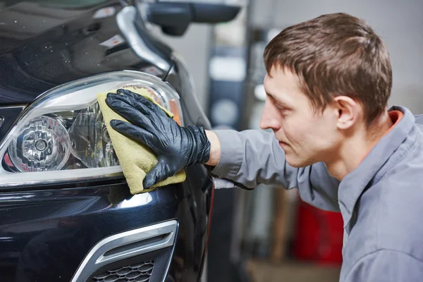 Auto mechanik polerowania i szlifowania samochodowych reflektorów — Zdjęcie stockowe