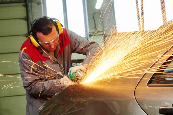 Collision javítás szolgáltatás. mechanikus csiszolás karosszéria által grinder — Stock Fotó