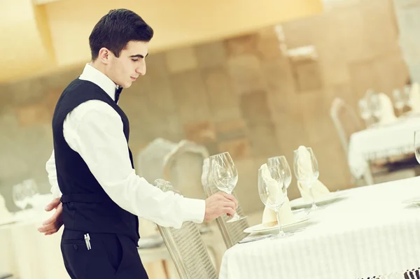 Ober man feestzaal seveertafel in restaurant — Stockfoto