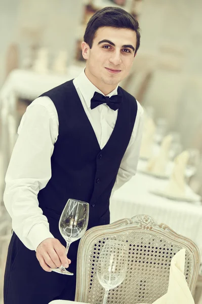 Serveur homme servant table de banquet au restaurant — Photo