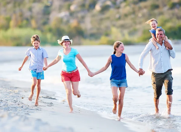 Família com crianças em férias de verão na praia do mar — Fotografia de Stock