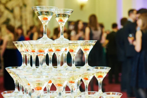 Pirámide de champán en evento, fiesta o banquete —  Fotos de Stock