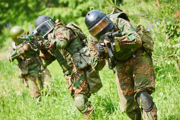 Soldado militar com pistola — Fotografia de Stock