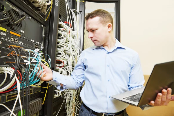 Administrador engenheiro de rede no data center — Fotografia de Stock