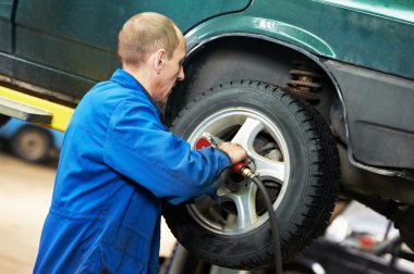 Auto makinist müsvettesini araba tekerleği anahtarı tarafından