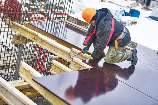 Travailleur charpentier préparant le coffrage de construction — Photo