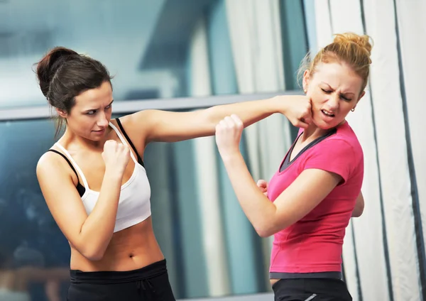 Kadın fitness eğitim mücadele — Stok fotoğraf