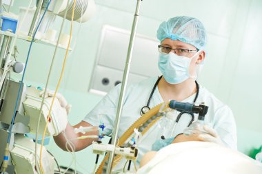 Kardiyak operasyon uyutulmasının doktorda