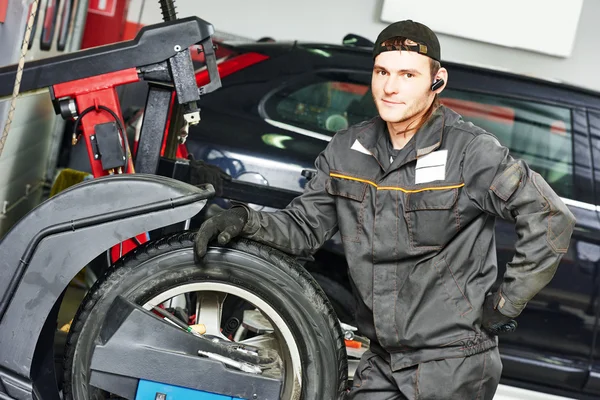 Tire repairman auto mechanic — Stock Photo, Image