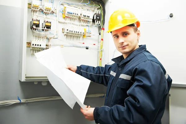 Electrician engineer worker with blueprint project — Stock Photo, Image