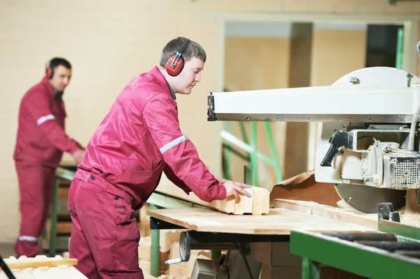 Carpentry wood cross cutting — Stock Photo, Image