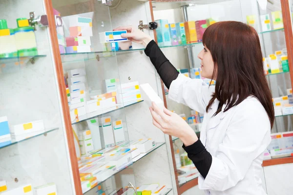 Apotheek scheikundige vrouw in drogisterij — Stockfoto