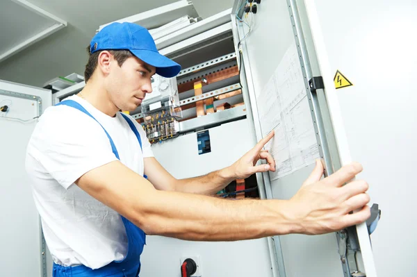 Ingeniero electricista inspector en frente de fuseboard — Foto de Stock