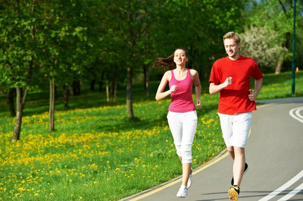 Giovane uomo e donna jogging all'aperto — Foto Stock