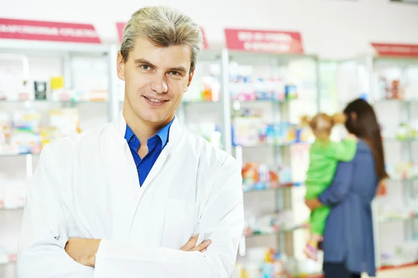 Pharmacie confiante chimiste homme en pharmacie — Photo