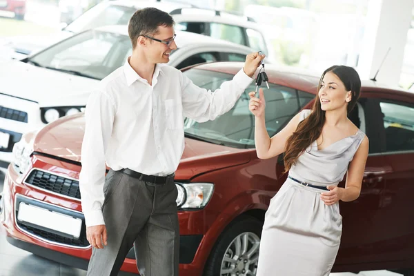 Carro vendendo ou auto compra — Fotografia de Stock