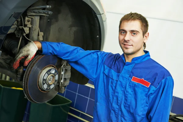 Smiling repairman auto mechanic — Stock Photo, Image