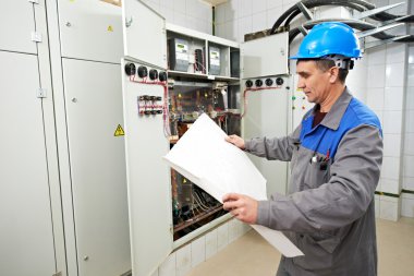 Elektrikçi mühendis işçi