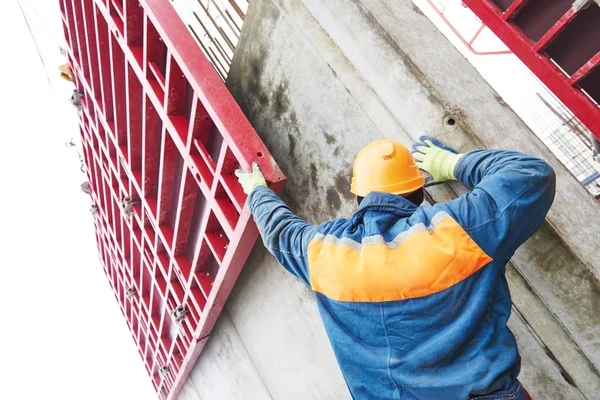 Trabalhador desmontar construção falsework — Fotografia de Stock