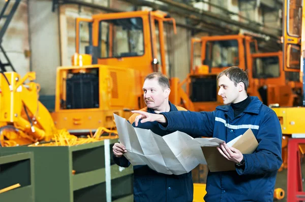 Fabriken ingenjörerna på workengineer — Stockfoto