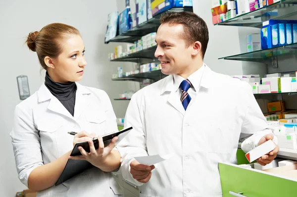 Dos trabajadores químicos de farmacia en farmacia —  Fotos de Stock