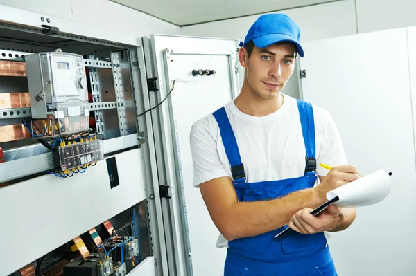 Elektrikçi mühendis işçi ile plan proje — Stok fotoğraf