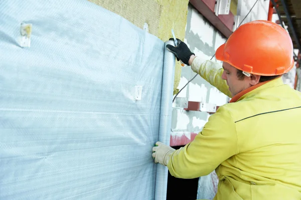 Revestimiento de fachada en trabajos de aislamiento exterior — Foto de Stock