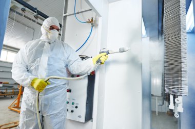 Endüstriyel metal kaplama. Bir gaz giyen adam koruyucu kıyafetli